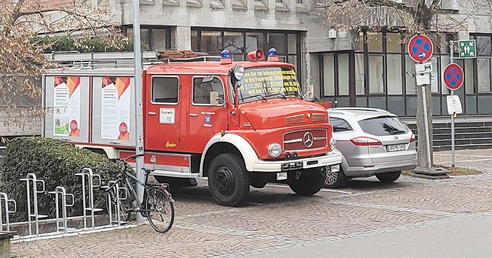Ein altes Feuerwehrauto parkt ohne Nummernschild vor dem Möglinger Rathaus: Mit dem Fahrzeug machen die Rettungskräfte vor dem Bürgerentscheid am 12. Dezember Werbung in eigener Sache – an wechselnden Standorten. Foto: privat