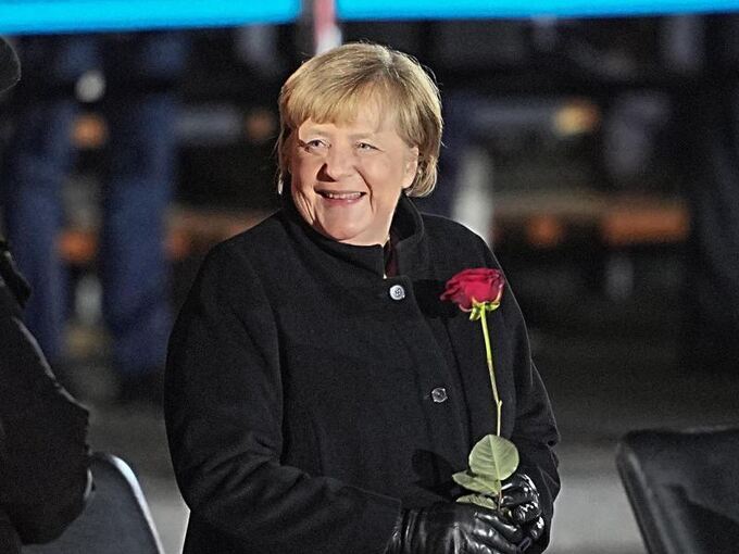 Rote Rose für Merkel