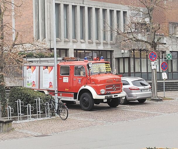 Ein altes Feuerwehrauto parkt ohne Nummernschild vor dem Möglinger Rathaus: Mit dem Fahrzeug machen die Rettungskräfte vor dem Bürgerentscheid am 12. Dezember Werbung in eigener Sache – an wechselnden Standorten. Foto: privat