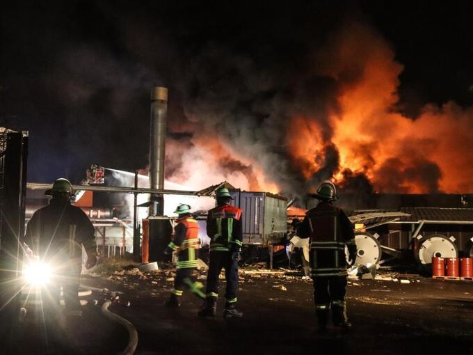 Großbrand in Tapetenfabrik