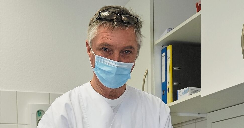 Dr. Dieter Böhm mit den wertvollen Ampullen aus dem Kühlschrank. Foto: Andreas Becker