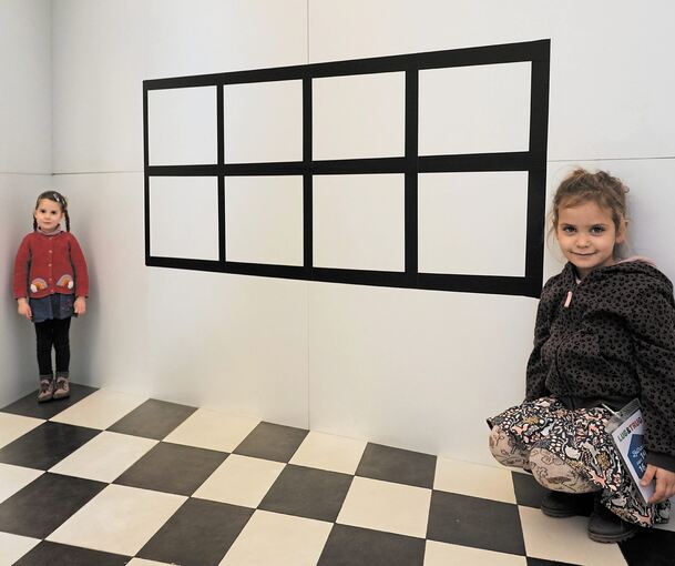 Optische Täuschung: Eigentlich sind Ida und Betty gleich groß, doch in diesem Raum scheint nichts zu stimmen. Foto: Andreas Becker
