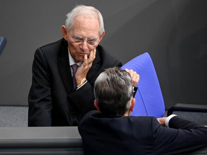 Wolfgang Schäuble (CDU,l) spricht mit Rolf Mützenich (SPD)