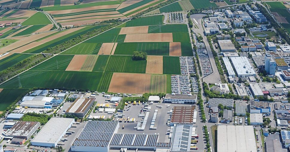 Die Ackerflächen zwischen Bosch und der Schnellbahntrasse sollen mit weiteren Unternehmen besiedelt werden. Archivfoto: Werner Kuhnle