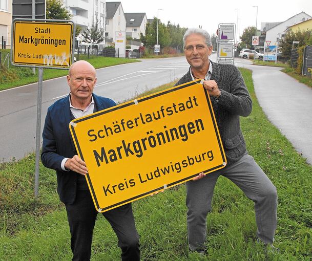 Bürgermeister Rudolf Kürner (links) hält mit Markgröningens Wirtschaftsförderer Herrn Andreas Huth einen Prototyp des zukünftigen Ortschildes. Foto: privat