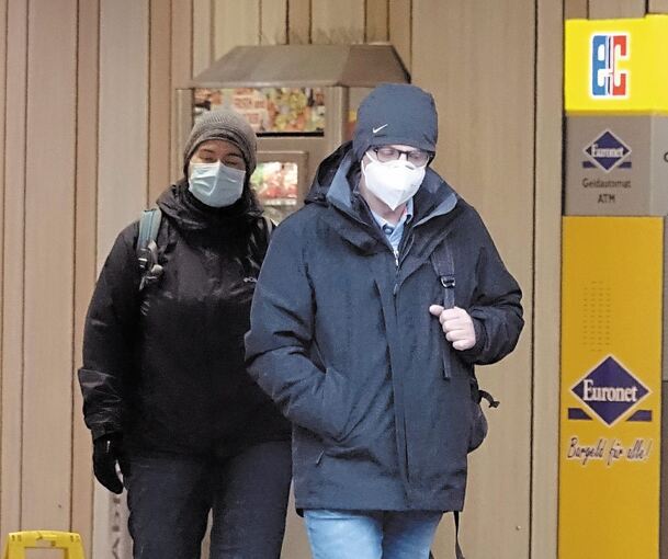 Viele Personen wissen offenbar nicht, dass auch an Bahnhöfen die Maskenpflicht gilt. Archivfoto: dpa