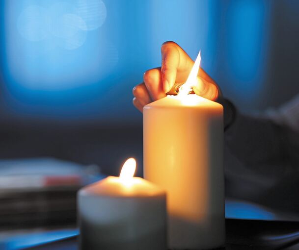 Kerzen sind für viele bei einem Stromausfall das Mittel der Wahl. Symbolfotos: stock.adobe.com/antnioguillem/Diara