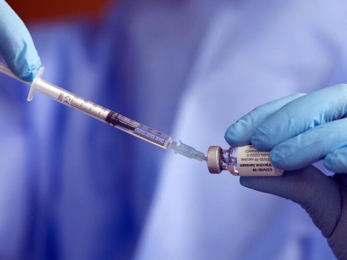 Eine Spritze mit einem Corona-Impfstoff wird aufgezogen