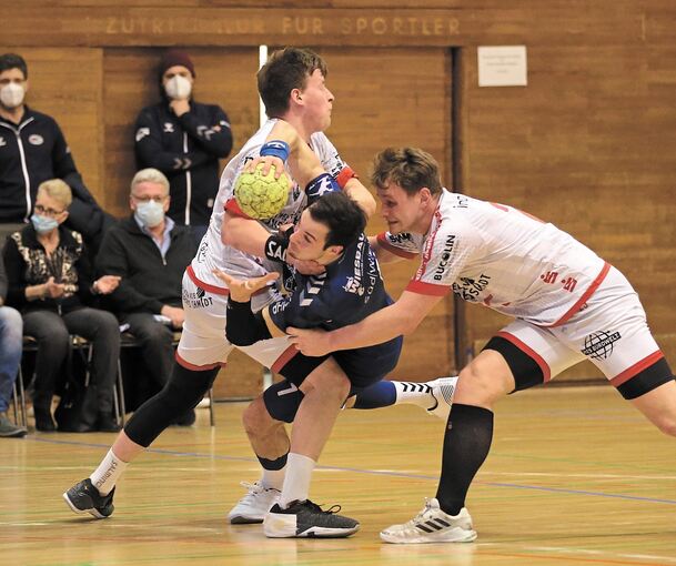 Die Ferndorfer Mattis Michel (l.) und Lukas Siegler (r.) bringen Dominik Claus zu Fall. Foto: Baumann