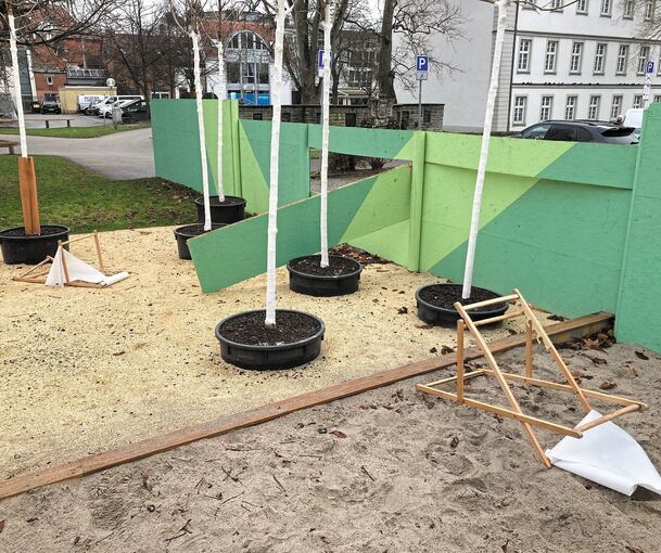 Zerstörungswut hat ihre Spuren am Bauzaun hinterlassen. Die Stühle haben den Alltagsbelastungen nicht standgehalten.