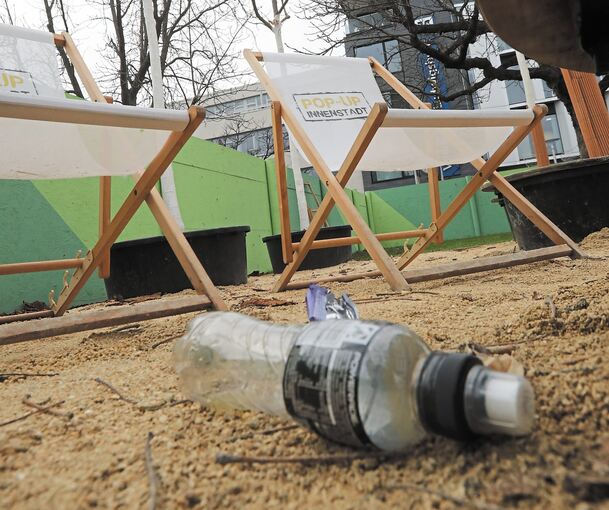Der kleine Park wird nach Angaben der Stadt täglich gereinigt. Nicht ohne Grund, denn die Nutzer hinterlassen leere Flaschen und Co.
