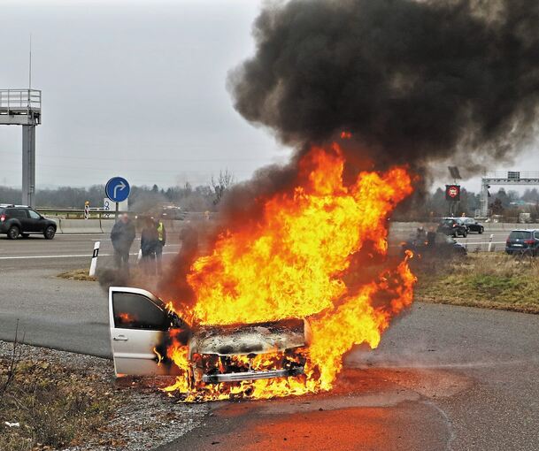 Das Fahrzeug brannte völlig ab. Bild: KS Image/Karsten Schmalz
