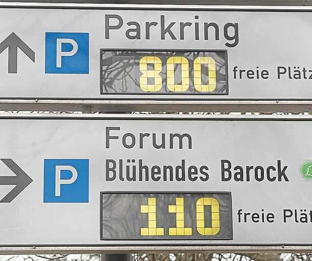Neben dem digitalen Parkleitsystem soll es ab Mitte des Jahres auch eine App geben, in der freie Parkplätze angezeigt werden. Archivfoto: Holm Wolschendorf