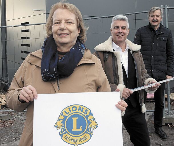 Ute Epple vom Trägerverein freut die Spende des Lions Clubs, die Christof Bär (Mitte) und Hartmut Reichl übergeben haben.