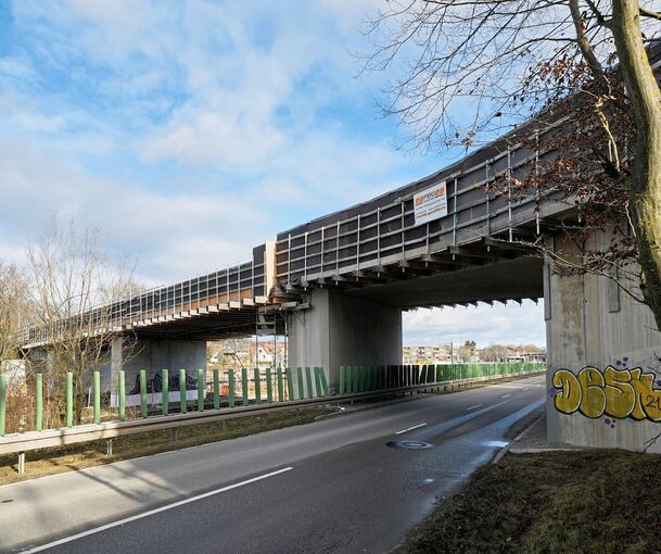 Der Brückenteil über die Südstraße, der nach den ersten Plänen dazukam und für die erste Verzögerung sorgte, ist leichter zu richten als der über die Gleise mit den korrodierten Mittelstützen...