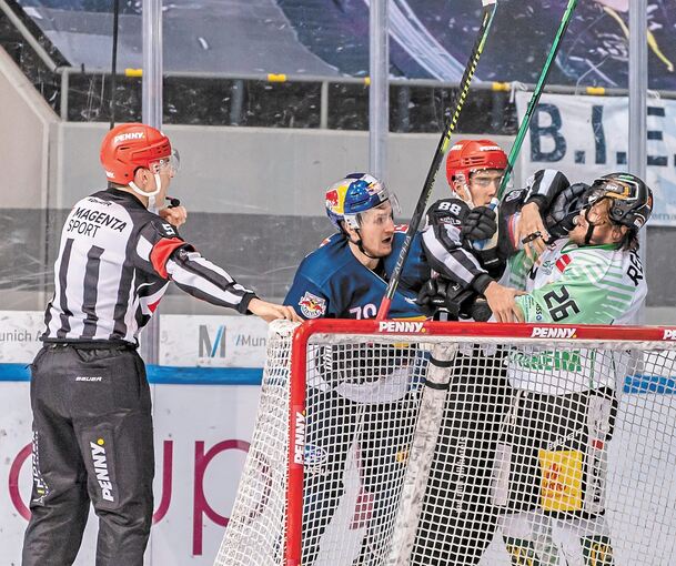 Schmerzhafte Niederlage: Evan Jasper (rechts) muss im Duell mit Münchens Maximilian Daubner einstecken.Foto: Eibner