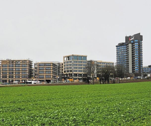 Das Wüstenrot-Panorama: links ein Teil des neuen Firmenstandorts auf Kornwestheimer Seite, rechts ein Teil des Ludwigsburger Areals mit dem Hochhaus. Das Unternehmen will das gesamte Ludwigsburg-Areal inklusive Hochhaus abreißen und neu bebauen. Foto