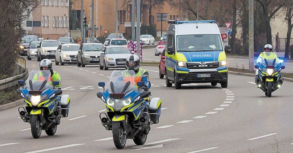 Der Autokorso auf der B 27 in Richtung Hoheneck. Die Polizei regelt den umliegenden Verkehr und sorgt dafür, dass alle rund 70 Autos am Stück durch die Stadt kommen. Foto: Holm Wolschendorf