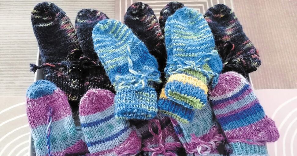 Söckchenparade: Nur eine kleine Auswahl der bislang gestrickten Socken. Foto: privat