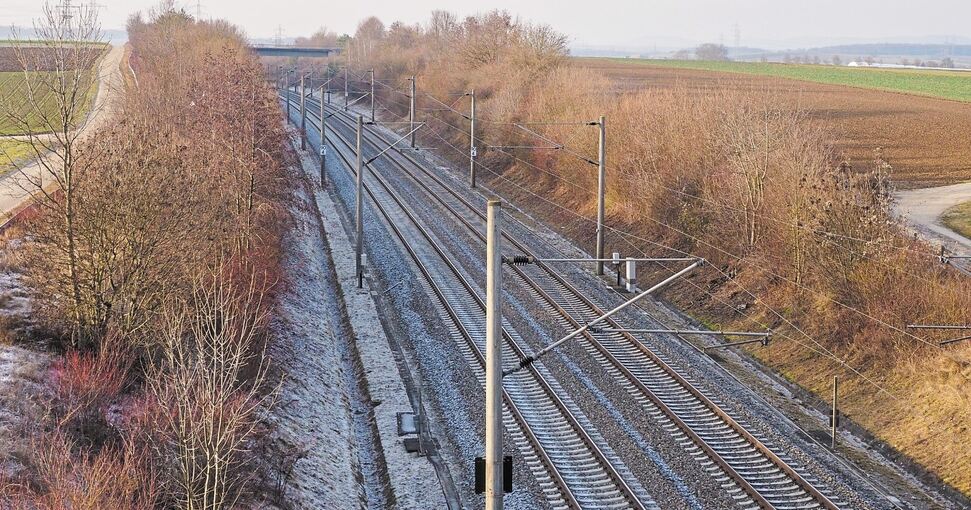 Schnellfahrstrecke der Bahn zwischen Schwieberdingen und Markgröningen: Züge legen hier keinen Stopp ein. Das will eine Allianz aus Politik und BUND ändern. Foto: Holm Wolschendorf