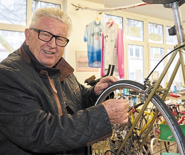 Helmut Weigel in seiner Werkstatt in der Mörikestraße wo er seiner großen Leidenschaft nachgeht. Fotos: Andreas Becker