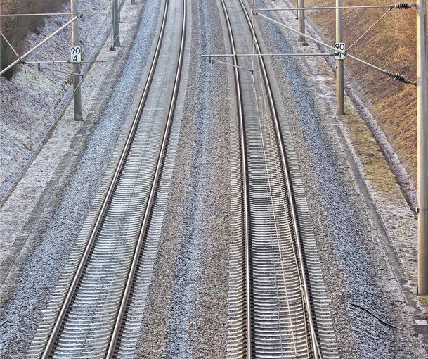 Schnellfahrstrecke der Bahn zwischen Schwieberdingen und Markgröningen: Züge legen hier keinen Stopp ein. Das will eine Allianz aus Politik und BUND ändern. Foto: Holm Wolschendorf