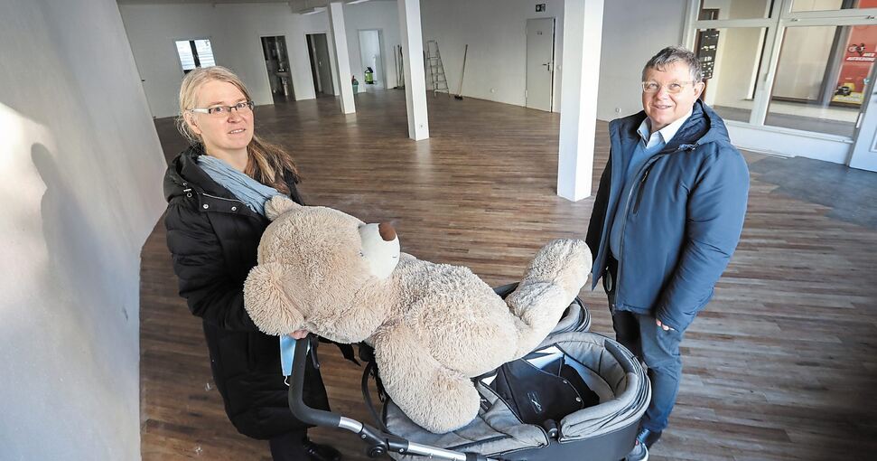 Stefanie Hecht-Weber und Gerrit Vesper im leer geräumten Laden. Foto: Ramona Theiss