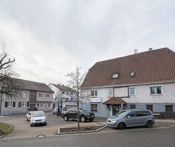 Das Gasthaus „Adler“ (rechts) an der Landesstraße in Löchgau steht derzeit leer. Die Gemeinde will das Areal ansprechender gestalten. Foto: Andreas Becker