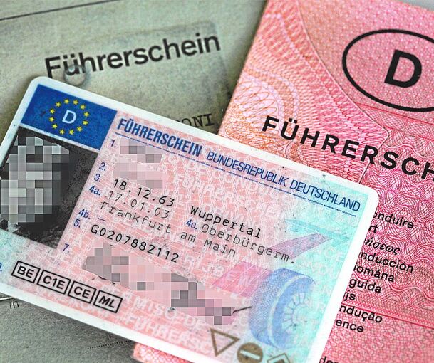 Drei Führerscheine verschiedener Generationen. Die Tage des grauen und rosa „Lappens“ sind schon lange gezählt. Bis spätestens 19. Januar 2033 müssen auch alle Scheckkartenführerscheine gegen neue Plastikkarten nach EU-Standard umgetauscht sein.