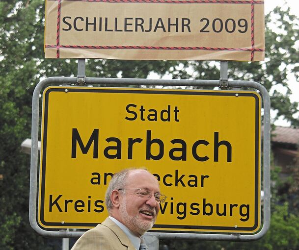 Noch viel früher dran war man in Marbach anlässlich des Schillerjahrs – der damalige Bürgermeister Herbert Pötzsch musste den Zusatz über dem Ortseingangsschild, in einer pressewirksamen Aktion zunächst überklebt, aber wieder entfernen.
