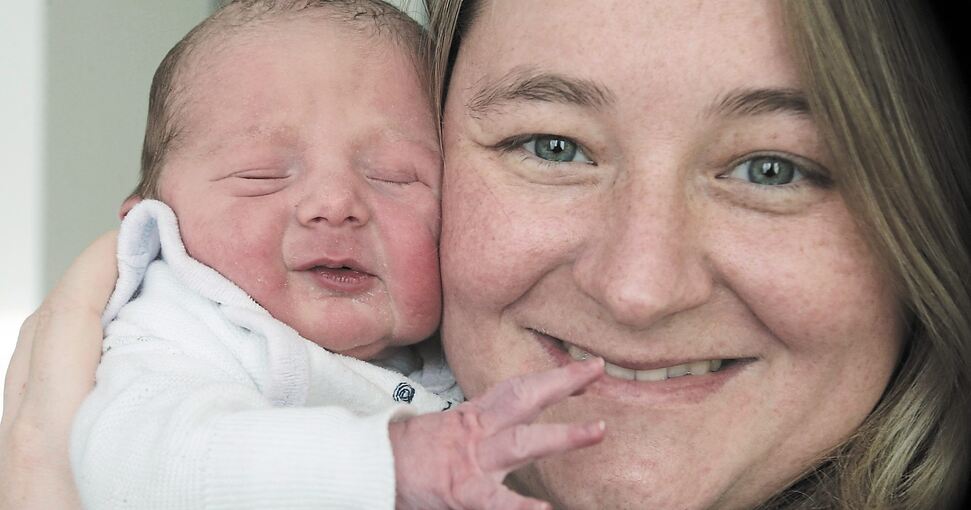 Anna Habermann-Hölzle aus Winzerhausen mit dem Neujahrsbaby Arvid. Foto: Alfred Drossel