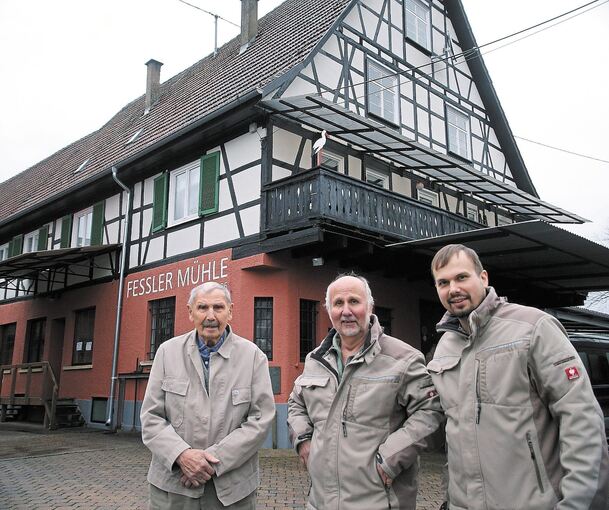 Drei Müllergenerationen: Vater Gerhard Fessler (99) Sohn Wolfgang ( 67) und Enkel Tobias (32).Foto: Alfred Drossel