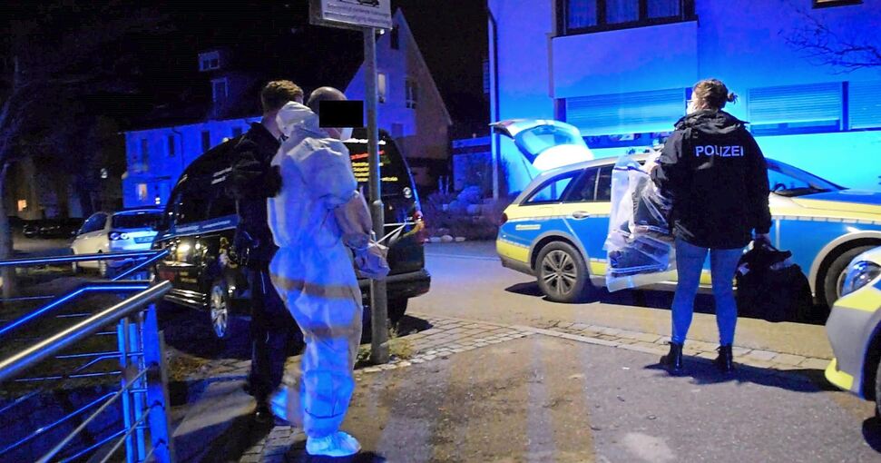 Der 57-Jährige wird nach der Tat abgeführt – er selbst hatte unmittelbar danach Polizei und den Rettungsdienst verständigt. Archivfoto: 7aktuell.de/NR