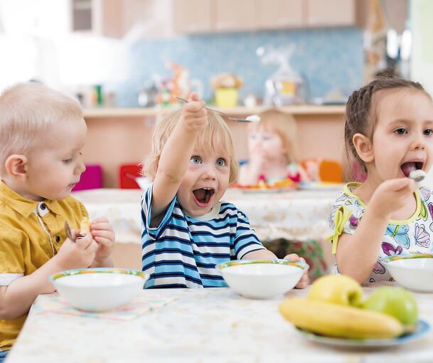 Essen und Trinken sind Themen der frühkindlichen Bildung. Die Grundlagen für gesunde Ernährung werden Experten zufolge sehr früh gelegt. Foto: Andrey Kuzmin/Stock Adobe