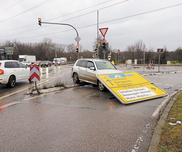 Das Auto landete auf der Verkehrsinsel. Foto: Holm Wolschendorf