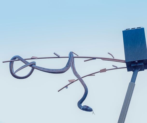 Wahrzeichen: Die Schlangenskulptur auf dem Stern weicht am Montag den Bauarbeiten. Foto: Holm Wolschendorf