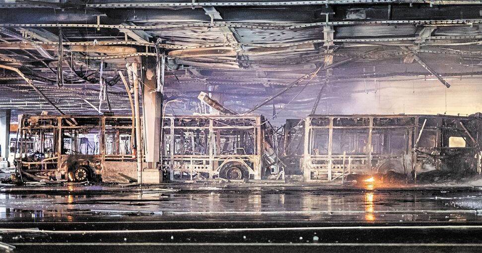 25 Fahrzeuge sind bei einem Brand im Busdepot der Stuttgarter Straßenbahnen ausgebrannt. Das Feuer könnte beim Laden eines Elektrobusses ausgelöst worden sein.Archivfoto: dpa/Christoph Schmidt