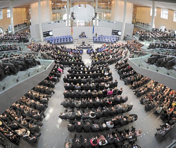 Für die Bundesversammlung muss zusätzlich Platz im Reichstag geschaffen werden, 2012 für 1228 Wahlleute. Archivfoto: dpa