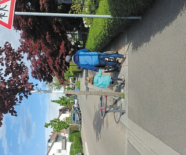 Der Baumring in der Hohenzollernstraße, der in den Gehweg ragte, wurde halbiert, damit auch zwei Fußgänger nebeneinander gehen können. Die Fußabdrücke, die die Gemeinde aufgebracht hat, gehören zum Konzept „Sichere Schulwege“ im Ortszentrum. Fotos: C