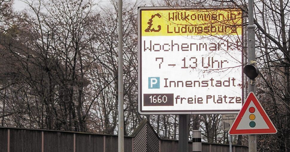Seit Ende 2021 stehen an den Ludwigsburger Ortseingängen digitale Anzeigetafeln. Foto: Holm Wolschendorf