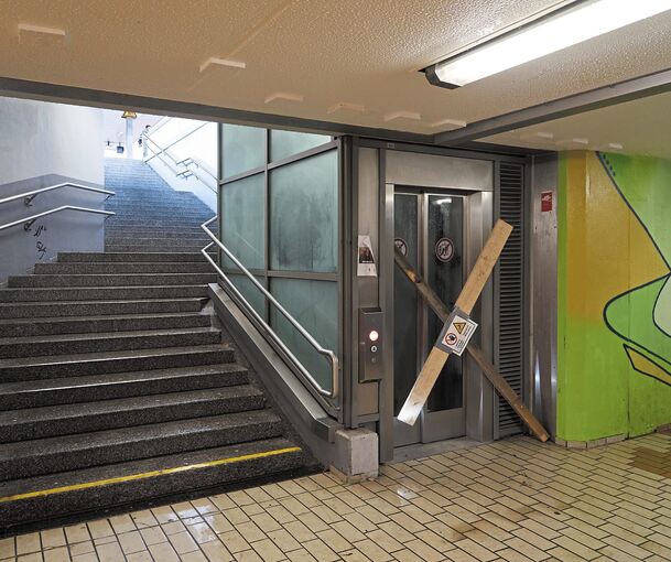 Treppensteigen ist angesagt, aber nicht mehr lange. In wenigen Wochen sollen die beiden Aufzüge im Bahnhof nutzbar sein. Fotos: Andreas Becker