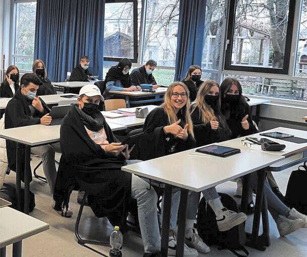 Obwohl es durchs Lüften im Klassenzimmer immer wieder kalt wird, fühlen sich die Schüler dank wärmender Fleecedecken nun wohler. Foto: privat