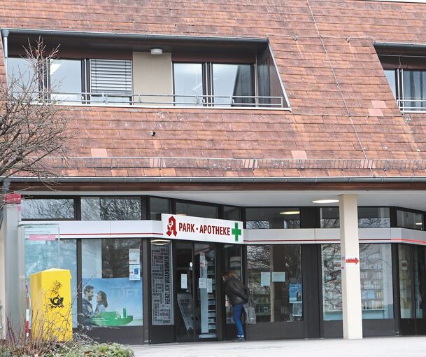 Das Geschäftshaus mit Wohnungen in Eglosheim. Seit dem Anschlag ist die Apotheke geschlossen. Der Täter legte das Feuer über einen Lüftungsschacht am Seiteneingang. Foto: Ramona Theiss