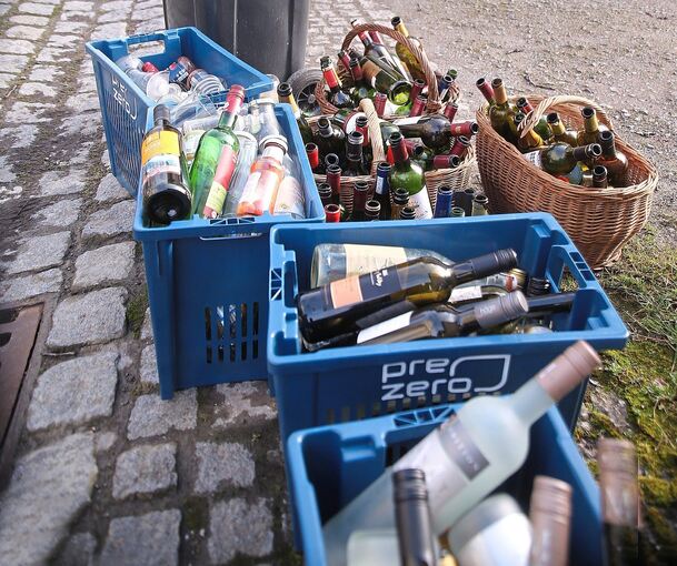 Erste Leerung in Roßwag: Wo die blauen Boxen nicht reichten, stellten Einwohner eigene Körbe mit leeren Flaschen an den Straßenrand. Foto: Alfred Drossel
