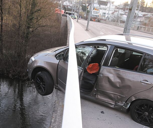Glück hatte eine Autofahrerin gestern gegen 16 Uhr, als sie auf der Kayhstraße in Bissingen in Richtung Gottlob-Grotz-Tunnel fuhr und von einem auf der Nebenspur in der selben Richtung fahrenden Lastwagenfahrer beim unvorsichtigen Spurwechsel abgedrä