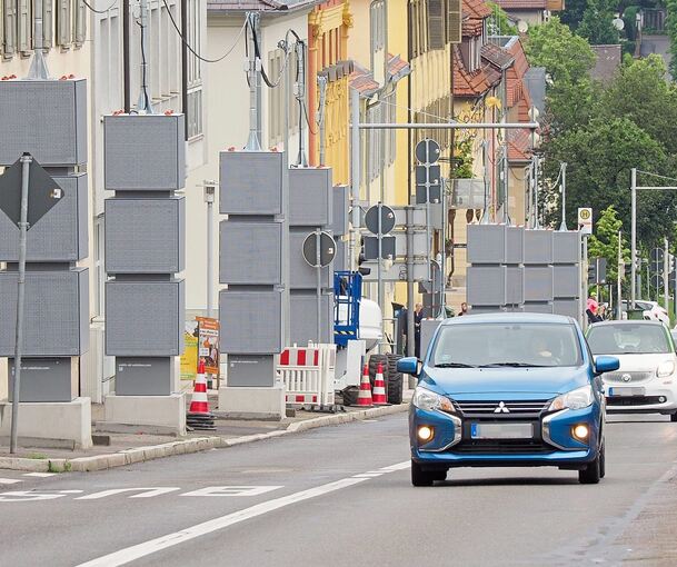 Tragen die grauen Luftfiltersäulen entlang der Schlossstraße tatsächlich zur Verbesserung der Luftqualität bei? Das muss die Stadtverwaltung noch herausfinden. Archivfoto: Holm Wolschendorf