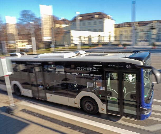 Ein Bus der Ludwigsburger Verkehrslinien LVL: Die hohen Dieselpreise gefährden die Branche. Foto: Holm Wolschendorf