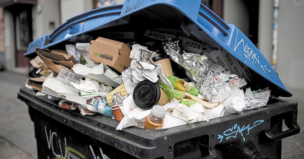 Vielerorts quellen im Kreis die Abfalltonen über. Der Jahresbeginn bei der Müllabfuhr verlief chaotisch. Foto: Britta Pedersen/dpa