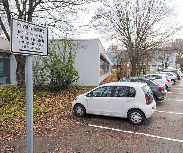 Das Parken auf dem Realschul-Parkplatz in der Rilkestraße in Tamm kann teuer werden. Foto: Holm Wolschendorf