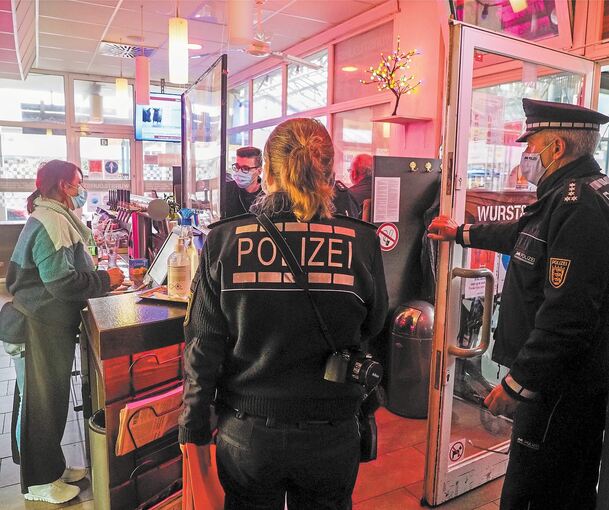 Polizeibeamte kontrollieren, wie hier unser Archivbild zeigt, eine Gaststätte. Archivbild: Holm Wolschendorf